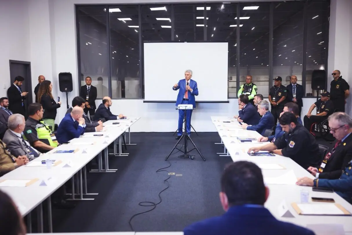 Caiado-no-Congresso-de-Operacoes-Policiais_Hegon-Correa-1215x811