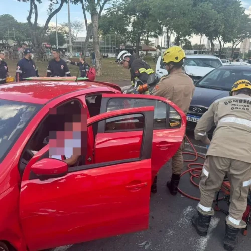 Acidente envolvendo seis veículos deixa seis feridos durante perseguição policial em Goiânia