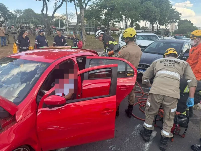 Acidente envolvendo seis veículos deixa seis feridos durante perseguição policial em Goiânia