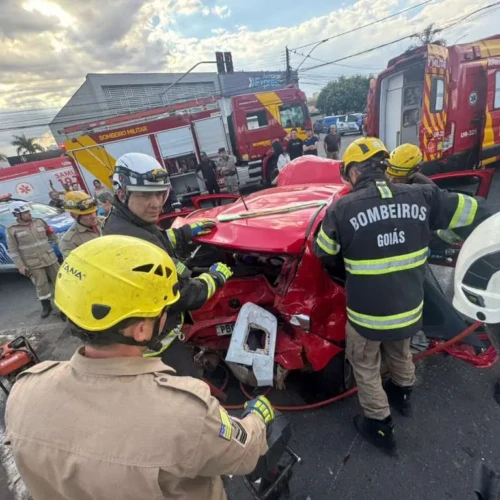 Morre uma das vítimas de grave acidente de trânsito com sete veículos em Goiânia
