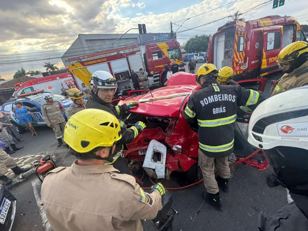 Morre uma das vítimas de grave acidente de trânsito com sete veículos em Goiânia