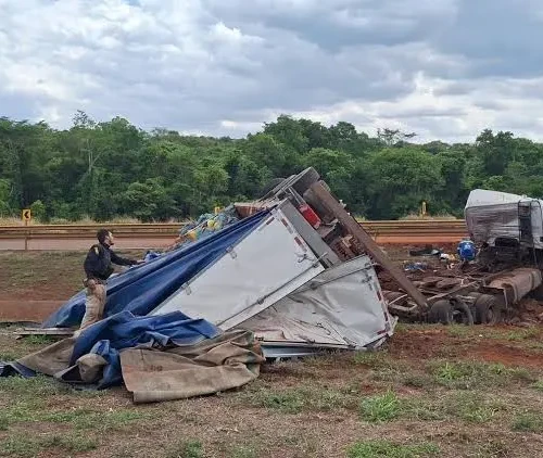 Caminhoneiro morre em acidente na BR-364, em Jataí, e polícia apreende mais de 170 kg de drogas