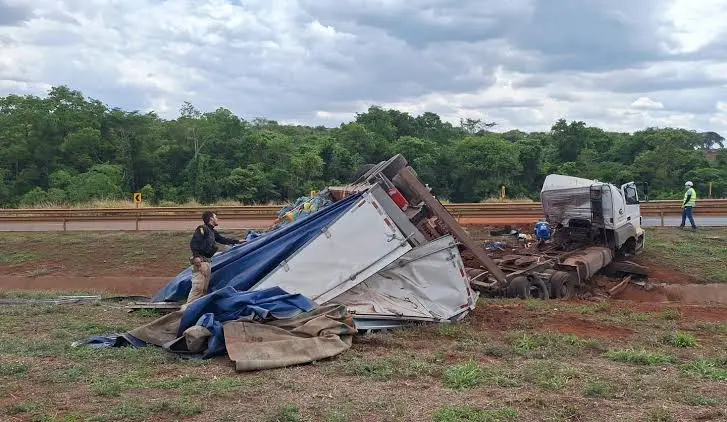 Caminhoneiro morre em acidente na BR-364, em Jataí, e polícia apreende mais de 170 kg de drogas