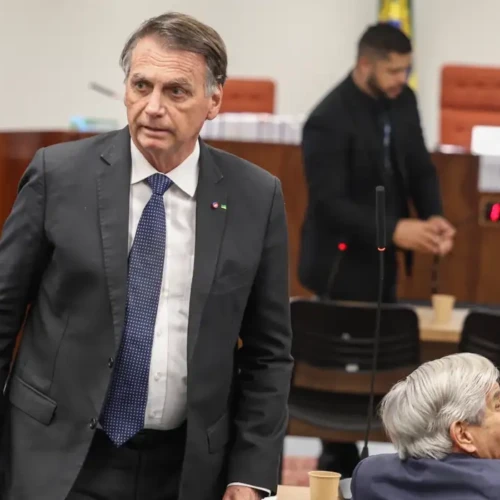 Defesa de Bolsonaro recorre ao STF para revisar condenação por tentativa de golpe de Estado