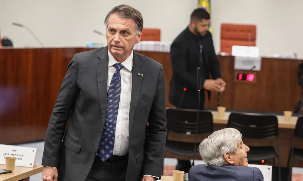 Defesa de Bolsonaro recorre ao STF para revisar condenação por tentativa de golpe de Estado