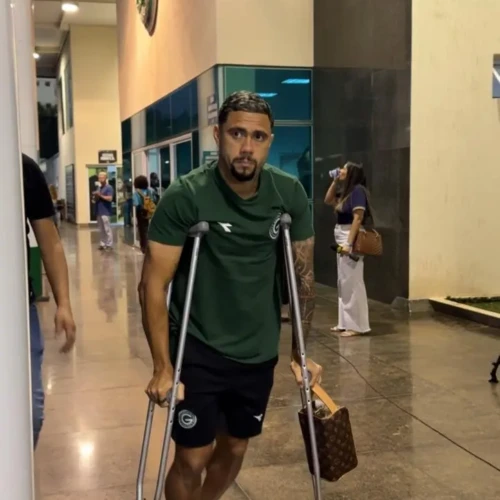 Wellington Rato deixou o jogo contra o Athletico-PR de muletas