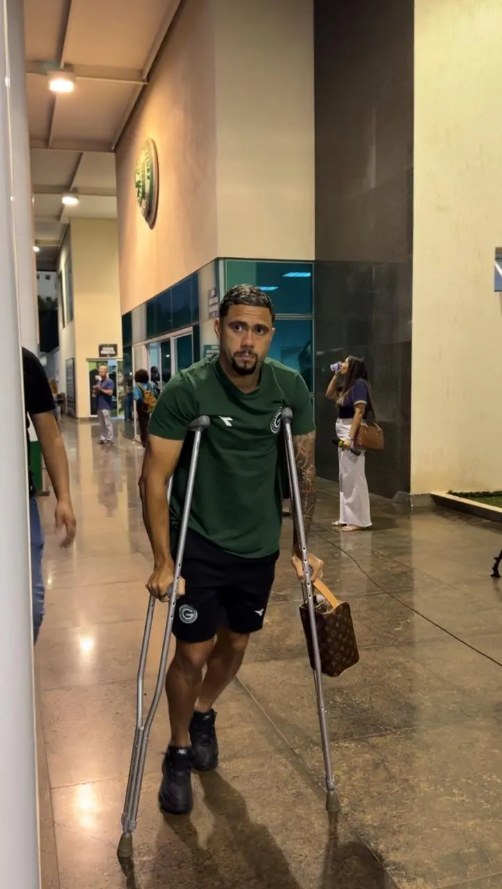 Wellington Rato deixou o jogo contra o Athletico-PR de muletas