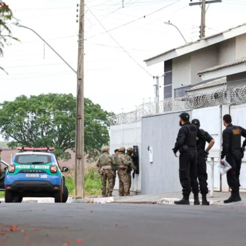 Policiais militares e federais cumpriram os 16 mandados contra os 5 PMs nesta terça - Foto divulgação PF