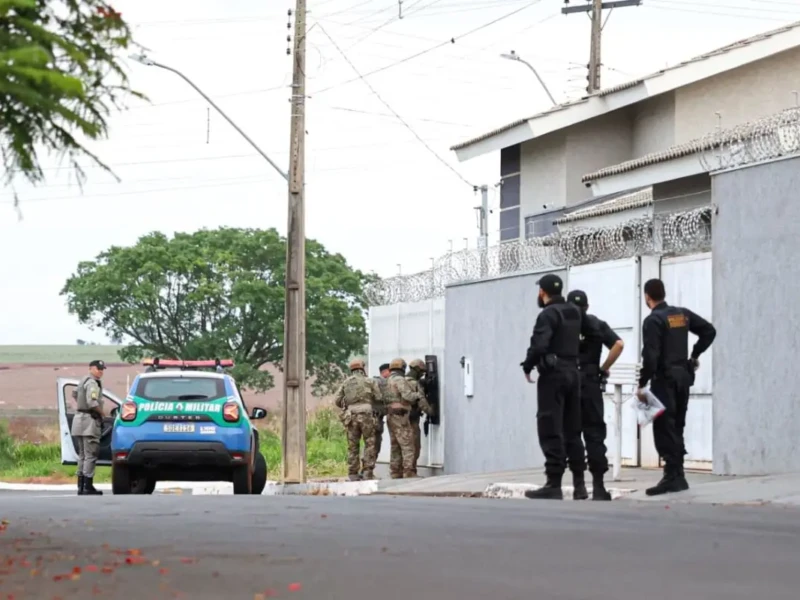 Policiais militares e federais cumpriram os 16 mandados contra os 5 PMs nesta terça - Foto divulgação PF