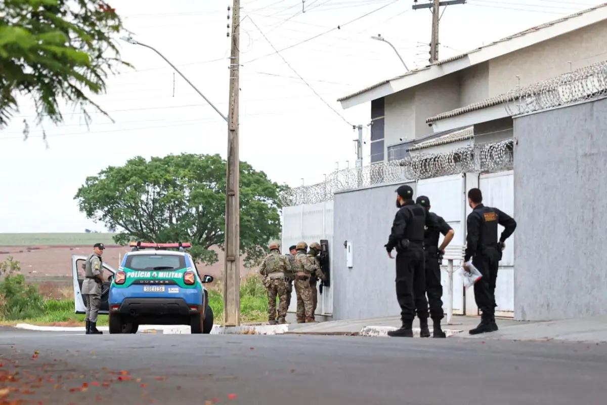 Policiais militares e federais cumpriram os 16 mandados contra os 5 PMs nesta terça - Foto divulgação PF