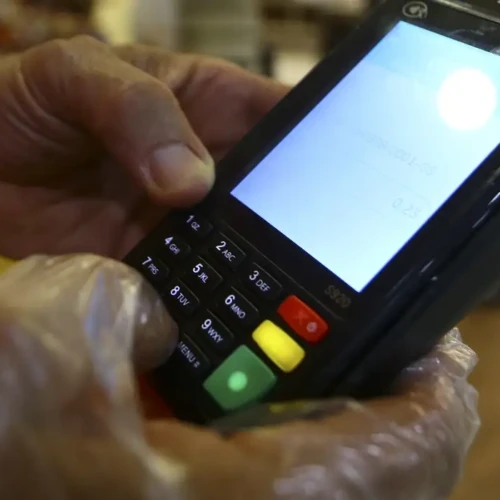 Banco Central obriga bandeiras de cartão a garantir pagamento em caso de falhas; entenda