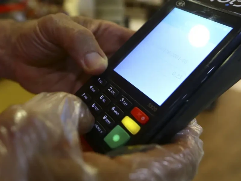 Banco Central obriga bandeiras de cartão a garantir pagamento em caso de falhas; entenda