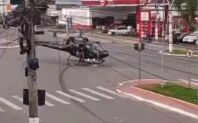 Helicóptero do GRAer pousa em avenida de Trindade durante abordagem a veículo suspeito