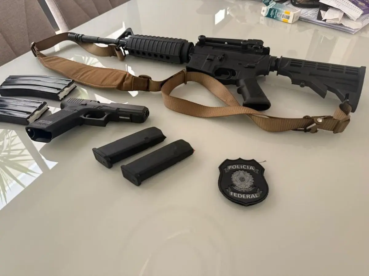 Em Goiás, operação sobre fraudes no INSS flagrou armas - Foto divulgação PF