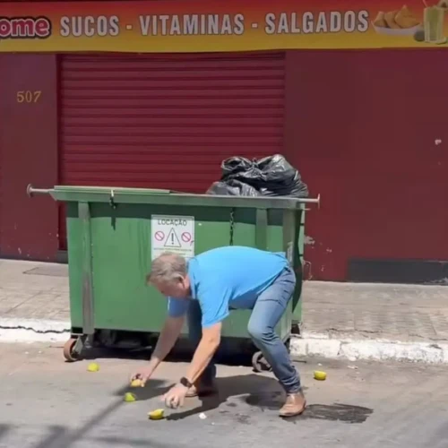 Prefeito recolheu sacos restos de lixo - Foto reprodução Instagram Sandro Mabel