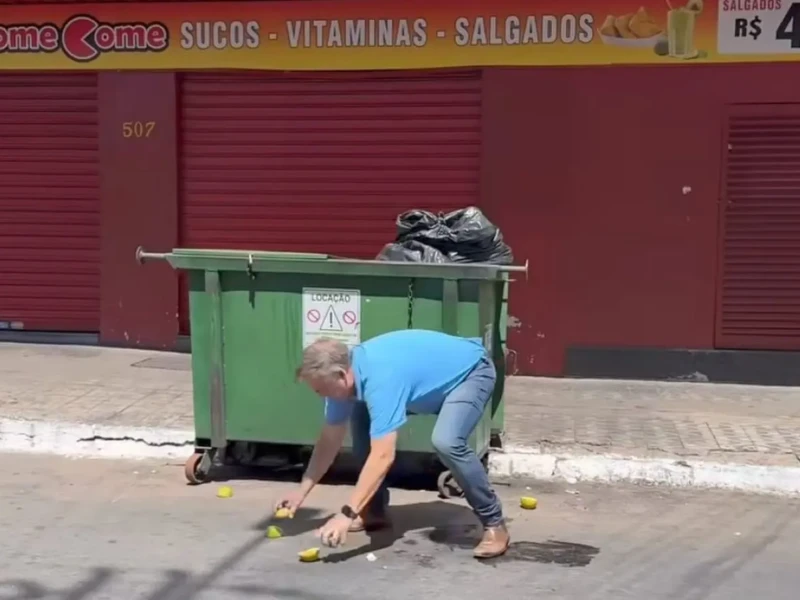 Prefeito recolheu sacos restos de lixo - Foto reprodução Instagram Sandro Mabel