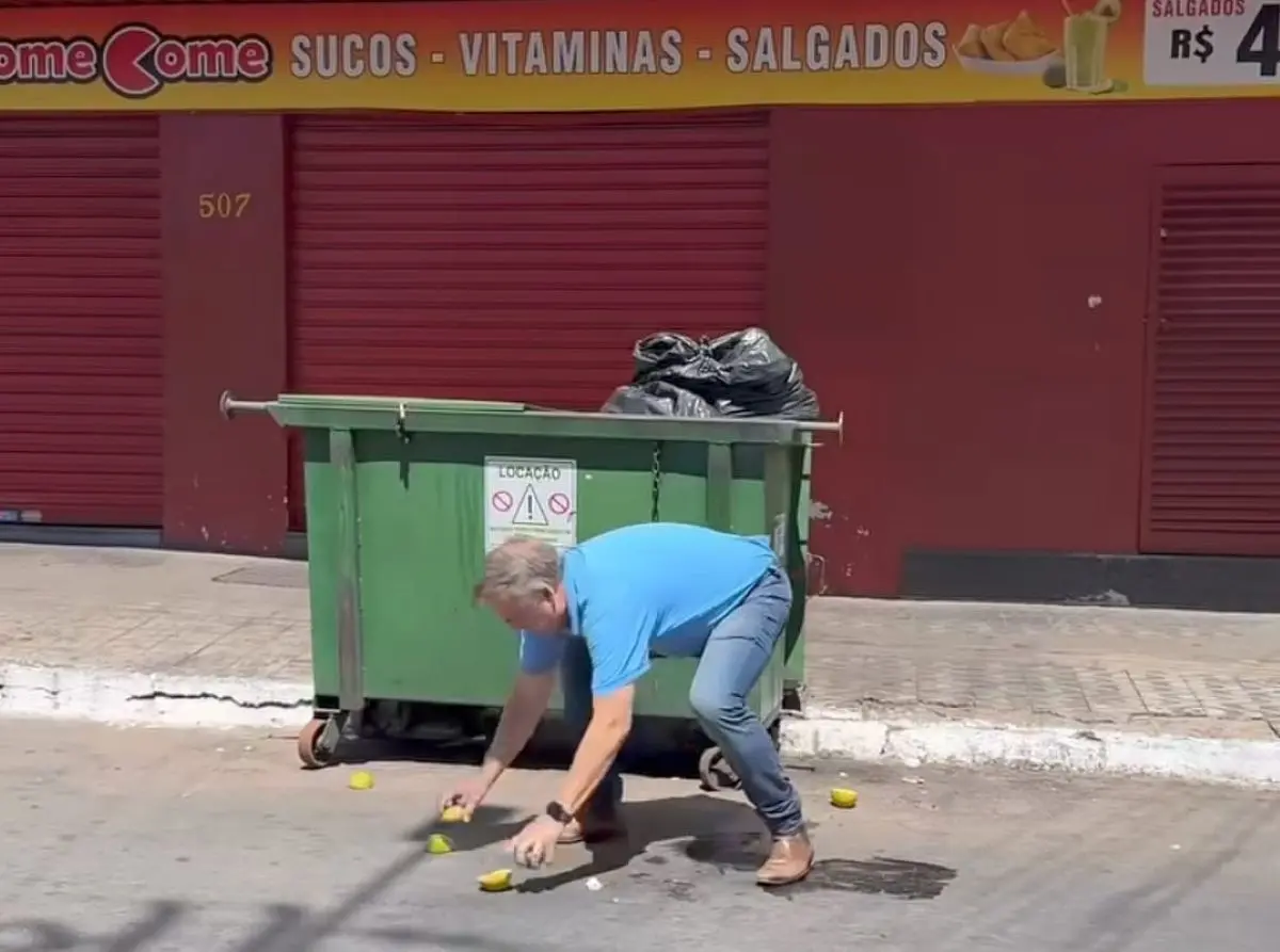 Prefeito recolheu sacos restos de lixo - Foto reprodução Instagram Sandro Mabel