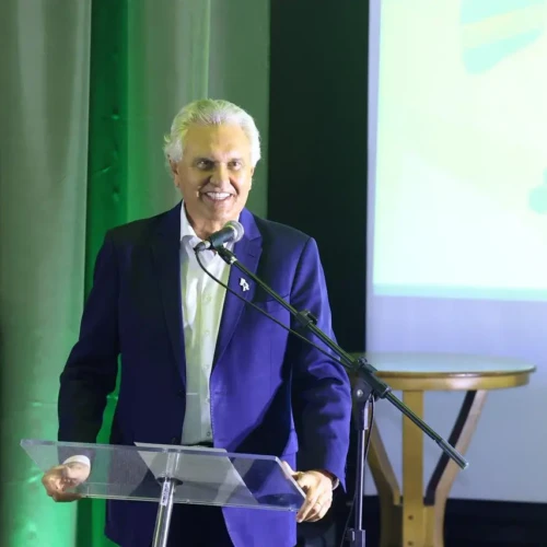 Caiado premia municípios com melhor desempenho em vacinação e lança programa Respira Goiás