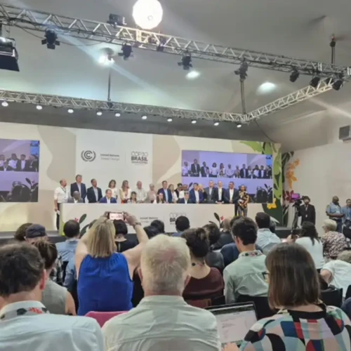 COP30 retoma negociações após incêndio e pode estender debates além do previsto