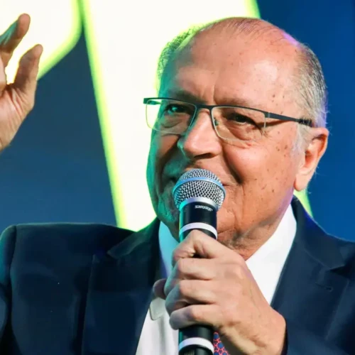 Geraldo Alckmin comenta no Planalto avanço nas negociações com os EUA para reduzir tarifas sobre produtos brasileiros.