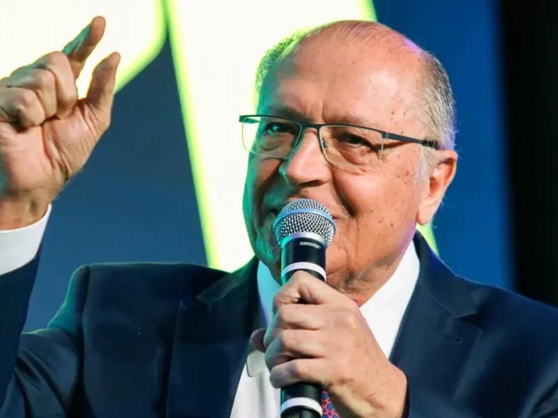 Geraldo Alckmin comenta no Planalto avanço nas negociações com os EUA para reduzir tarifas sobre produtos brasileiros.