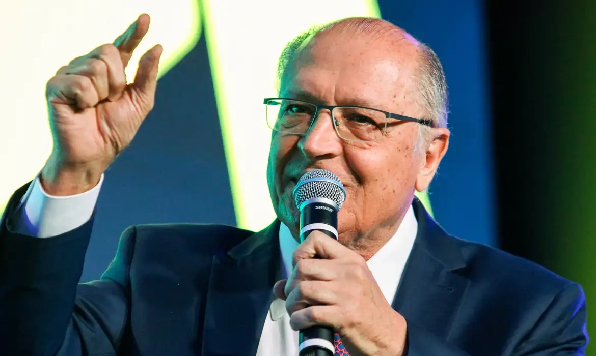 Geraldo Alckmin comenta no Planalto avanço nas negociações com os EUA para reduzir tarifas sobre produtos brasileiros.
