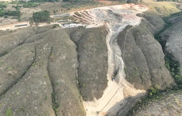 Aterro Ouro Verde volta a deslizar e contamina córrego em Padre Bernardo