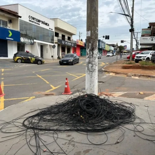 Fios e cabos abandonados estão sendo recolhidos - Foto Gabriel Antonelly