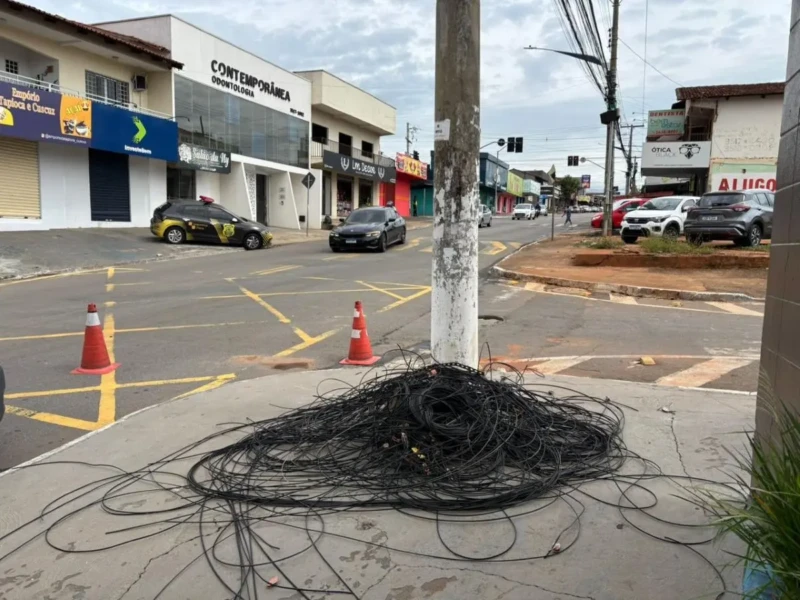 Fios e cabos abandonados estão sendo recolhidos - Foto Gabriel Antonelly