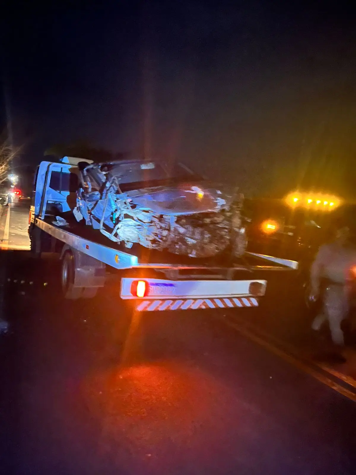 Acidente na GO-184 deixa carro submerso no Rio Verdinho e duas pessoas desaparecidas