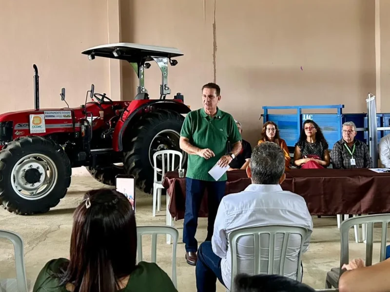Vanderlan entrega trator e implementos ao CEDAC e reforça apoio à agricultura familiar em Goiás
