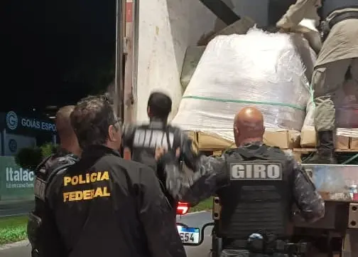PF e PMGO apreendem meia tonelada de cocaína transportada em caminhão com lacres SIF falsificados