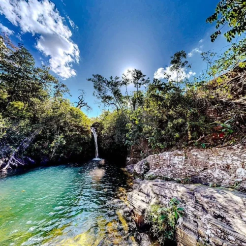 Cachoeiras de Pirenópolis atraem visitantes com segurança reforçada durante o período chuvoso.