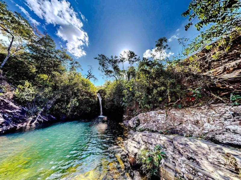 Cachoeiras de Pirenópolis atraem visitantes com segurança reforçada durante o período chuvoso.