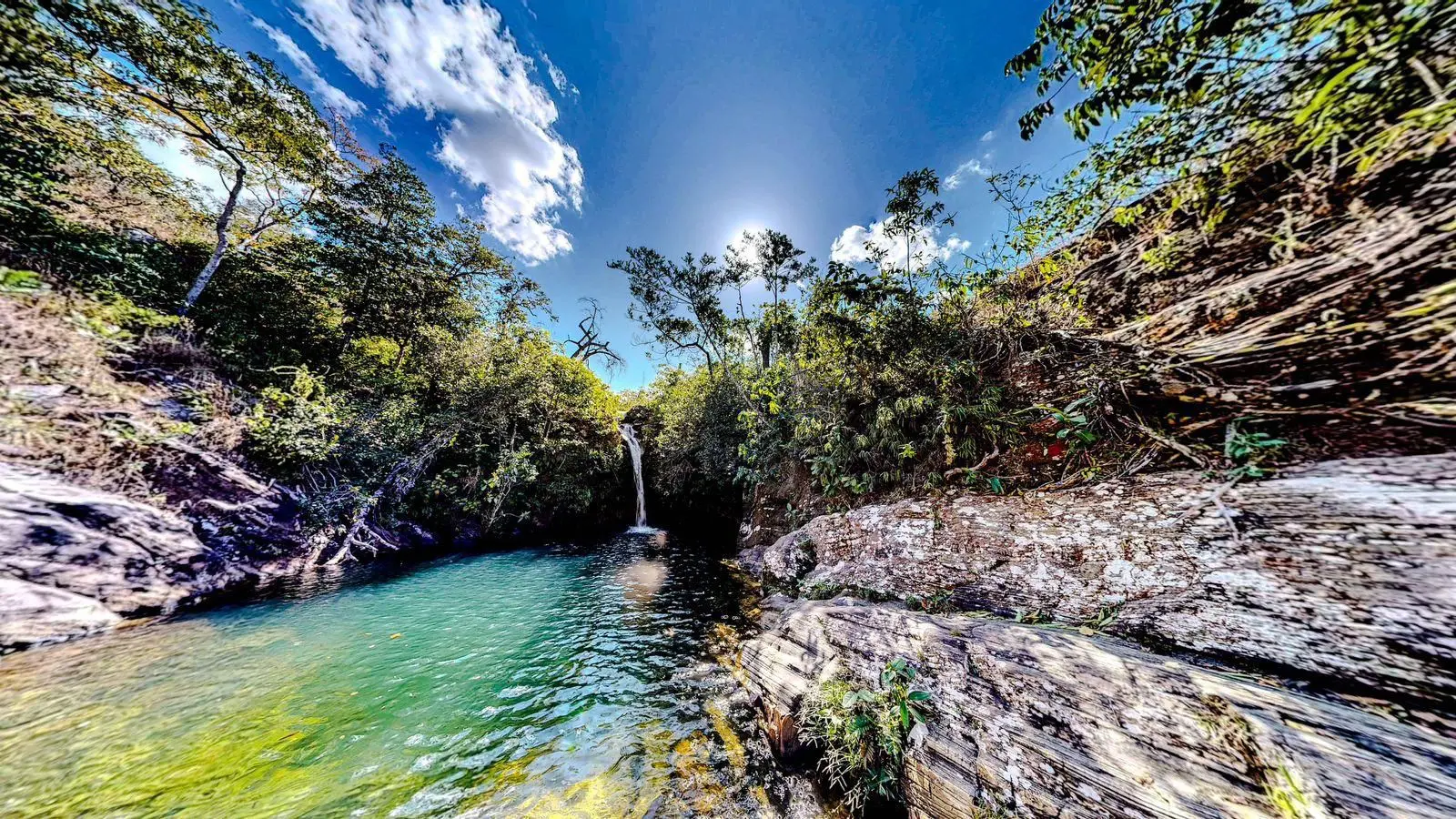 Cachoeiras de Pirenópolis atraem visitantes com segurança reforçada durante o período chuvoso.