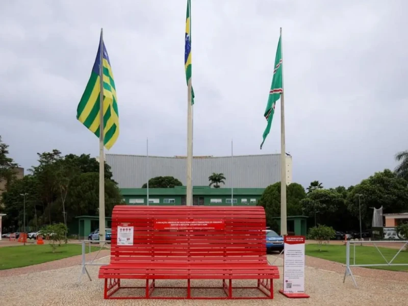 Banco Vermelho foi instalado na Praça Cívida - Foto Júnior Guimarães Secom Goiás