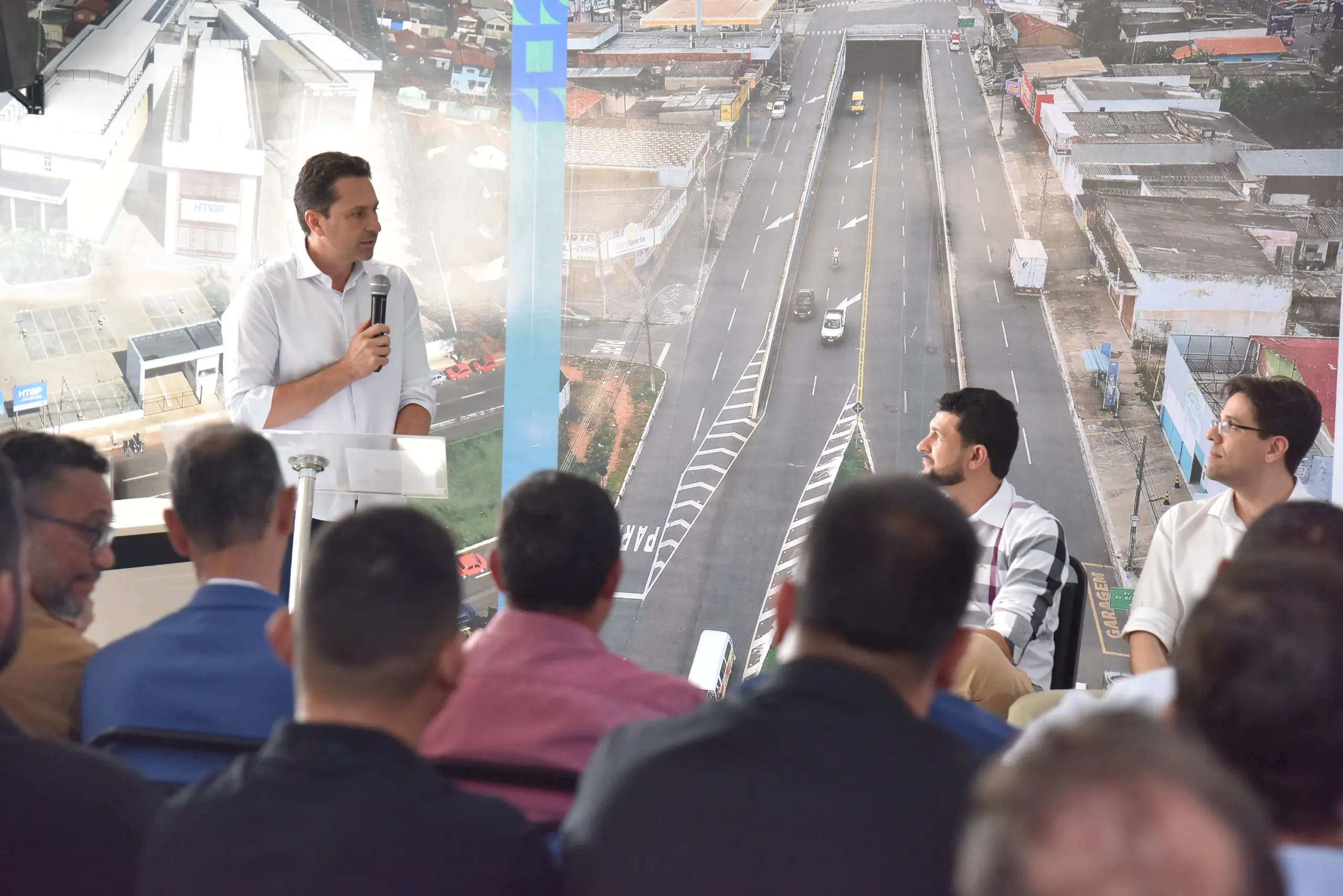 Aparecida inicia organização da fiação nos postes; retirada dos fios soltos começa no dia 11