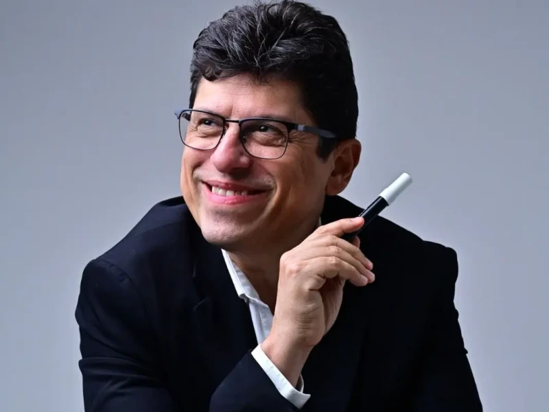 Christie Queiroz recebe o 37º Troféu HQMIX por adaptação teatral da Turma do Cabeça Oca. Foto Divulgação.