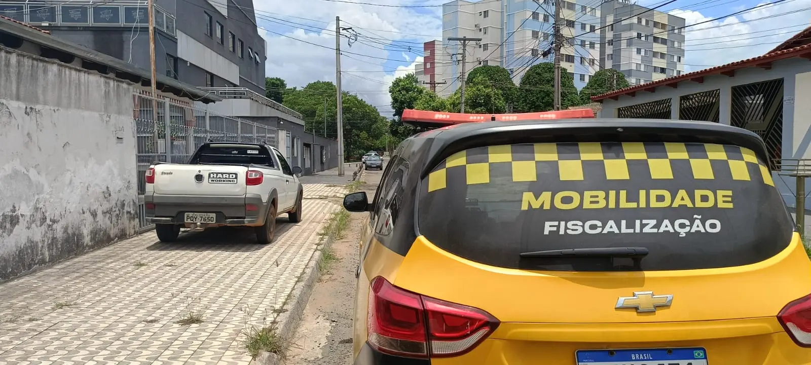 Operação Calçada Segura registra mais de 3 mil autuações por uso irregular das calçadas em Goiânia