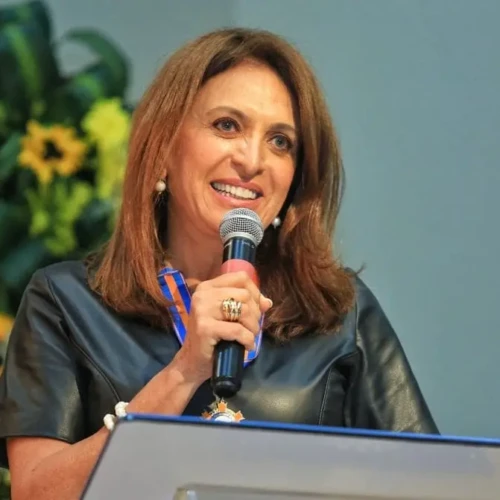 Gracinha Caiado lança núcleo do Pé na Areia e entrega benefícios em Trindade