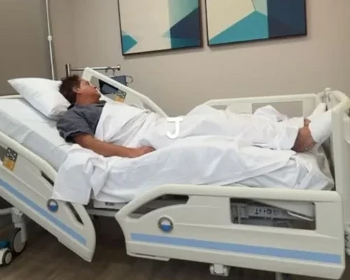 Mulher do cantor publicou imagem dele internado em Goiânia - Foto divulgação redes sociais