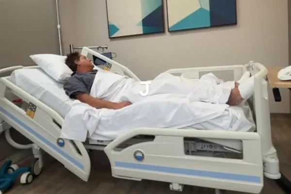 Mulher do cantor publicou imagem dele internado em Goiânia - Foto divulgação redes sociais