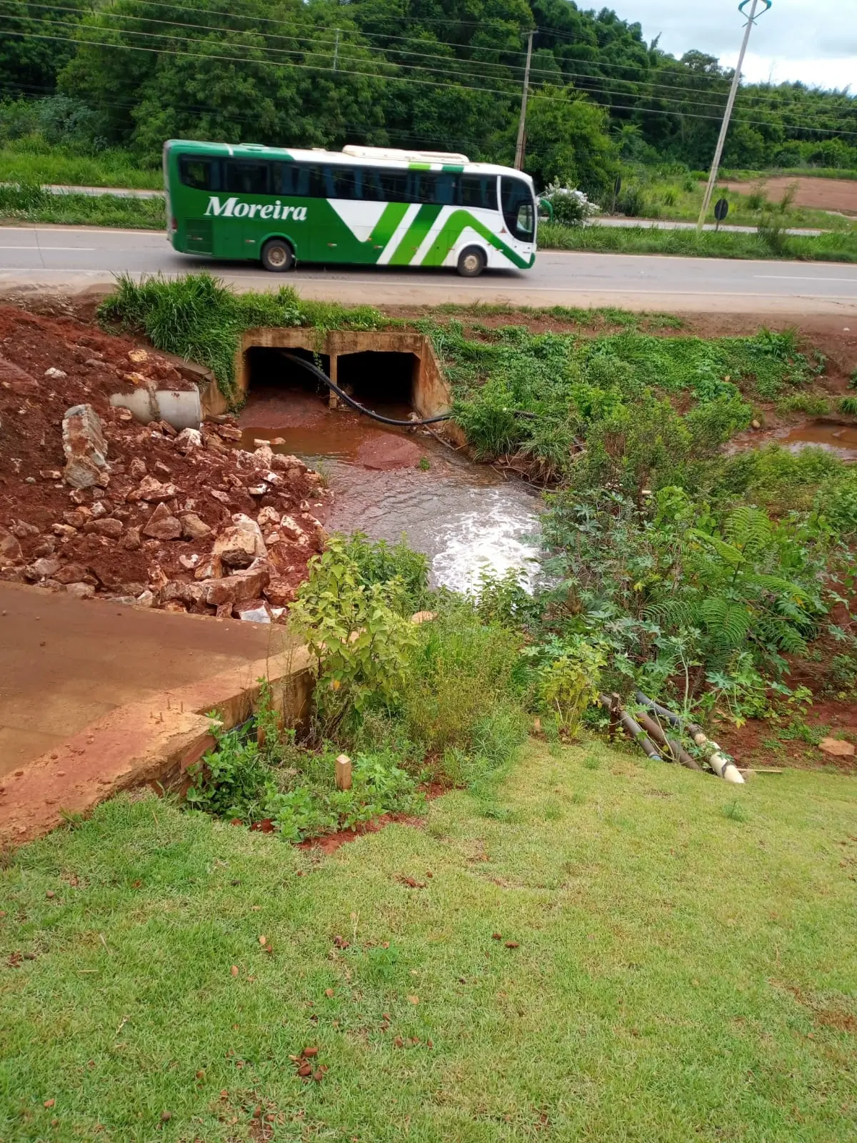 Bombeiros descartam risco de rompimento em barragem de Itauçu e mantêm monitoramento no local