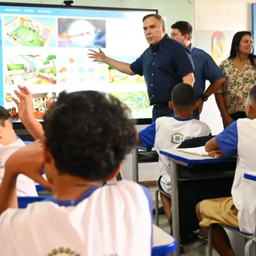 Prefeito fez anúncio na entrega de lousas digitais Foto Alex Malheiros Secom Goiânia
