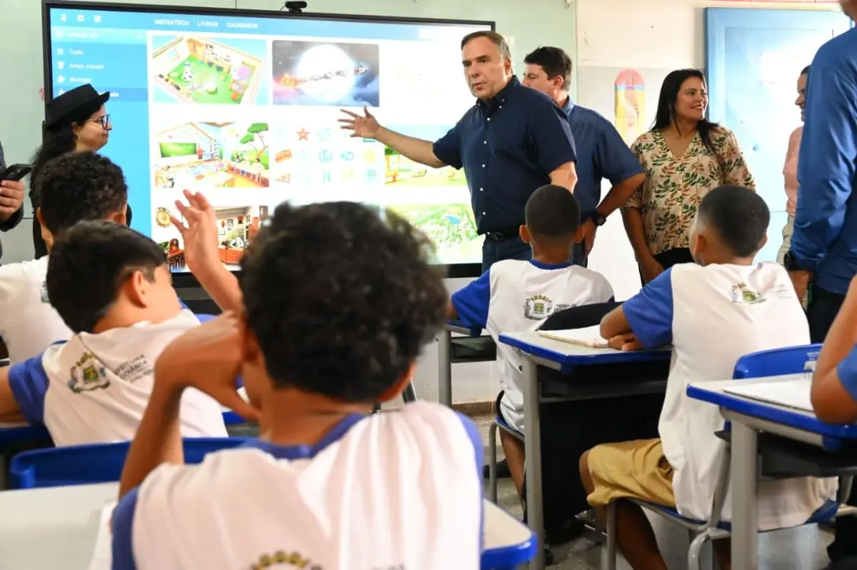 Prefeito fez anúncio na entrega de lousas digitais Foto Alex Malheiros Secom Goiânia