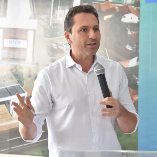 Vilela antecipa 13º salário e afirma ter quitado 14 folhas em seu primeiro ano de gestão