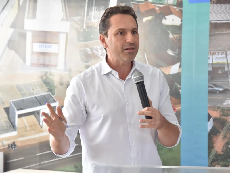 Vilela antecipa 13º salário e afirma ter quitado 14 folhas em seu primeiro ano de gestão