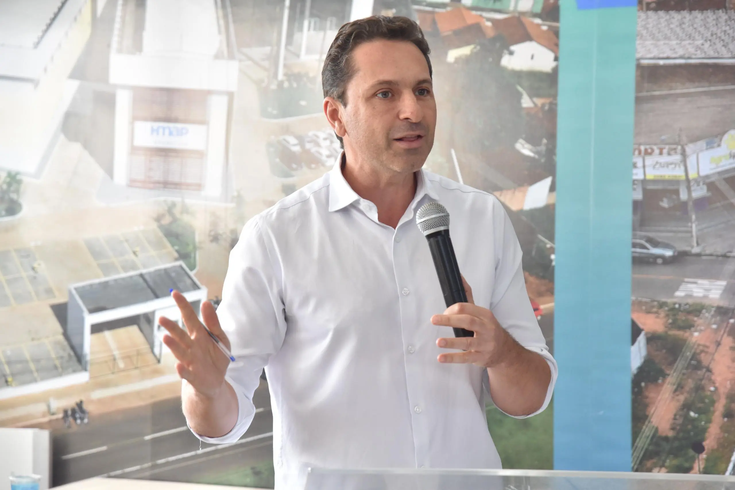 Vilela antecipa 13º salário e afirma ter quitado 14 folhas em seu primeiro ano de gestão