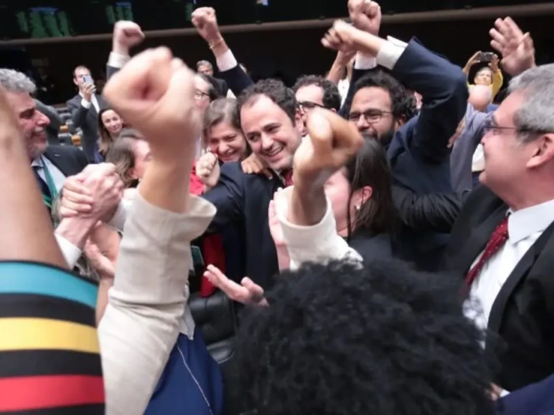 Deputados comemoram punição menor a Glauber Braga (no centro) Foto Bruno Spada Câmara dos Deputados