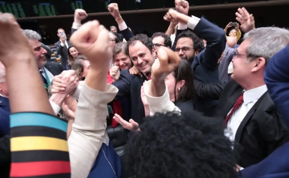 Deputados comemoram punição menor a Glauber Braga (no centro) Foto Bruno Spada Câmara dos Deputados